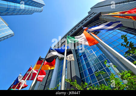 Bruxelles, Belgio. Edificio del Parlamento europeo - Bandiere nazionali Foto Stock