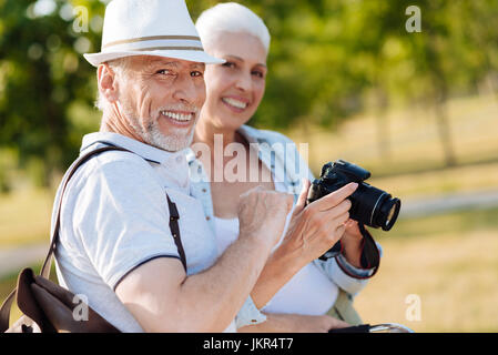 Bel uomo barbuto che esprimono positività Foto Stock