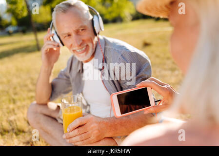 Positiva la gente felice di essere nella natura Foto Stock