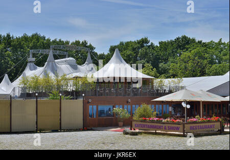 Tepee nell'ufficio del cancelliere grande attraverso avenue, zoo, medio, Berlino, Germania, tende Tepee am Kanzleramt, Grosse Querallee, il Tiergarten, Mitte, Deutschlan Foto Stock