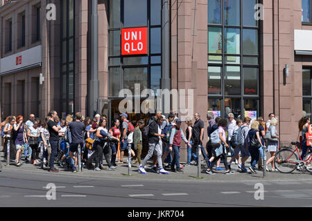 Pedone, Rosenthaler street, medio, Berlino, Germania, Fussgaenger, Rosenthaler Strasse, Mitte, Deutschland Foto Stock