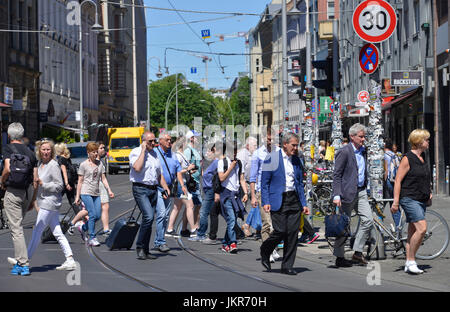 Pedone, Rosenthaler street, medio, Berlino, Germania, Fussgaenger, Rosenthaler Strasse, Mitte, Deutschland Foto Stock