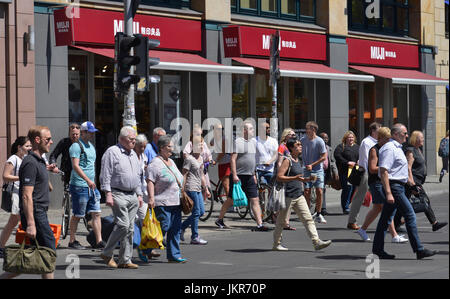 Pedone, Rosenthaler street, medio, Berlino, Germania, Fussgaenger, Rosenthaler Strasse, Mitte, Deutschland Foto Stock