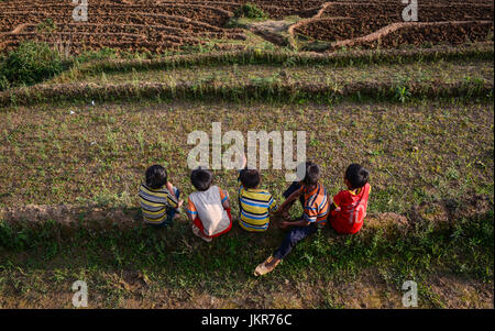 Mu Cang Chai, Vietnam - 28 maggio 2016. Bambini di giocare sul campo di riso in um Cang Chai, Vietnam. Mu Cang Chai è famosa per i suoi 700 ettari di terrazze coltivate a ri Foto Stock