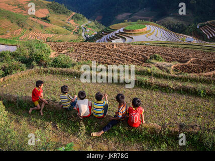 Mu Cang Chai, Vietnam - 28 maggio 2016. Bambini di giocare sul campo di riso in um Cang Chai, Vietnam. Mu Cang Chai è famosa per i suoi 700 ettari di terrazze coltivate a ri Foto Stock