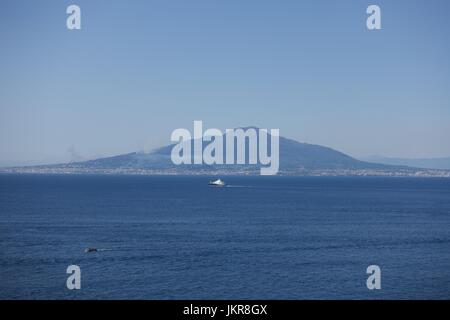 Sul Vesuvio da tutta la baia di Napoli, Italia Foto Stock