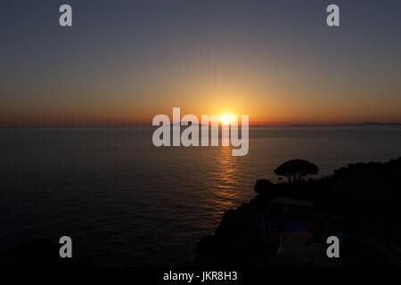 Tramonto su Ischia dalla Penisola Sorrentina in tutto il golfo di Napoli, Italia Foto Stock