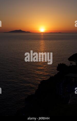 Tramonto su Ischia dalla Penisola Sorrentina in tutto il golfo di Napoli, Italia Foto Stock