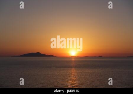 Tramonto su Ischia dalla Penisola Sorrentina in tutto il golfo di Napoli, Italia Foto Stock