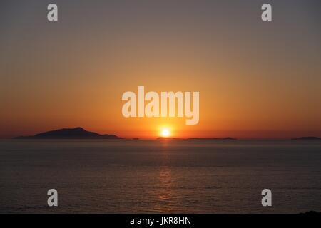 Tramonto su Ischia dalla Penisola Sorrentina in tutto il golfo di Napoli, Italia Foto Stock