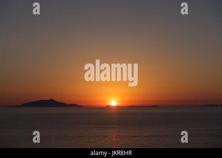 Tramonto su Ischia dalla Penisola Sorrentina in tutto il golfo di Napoli, Italia Foto Stock