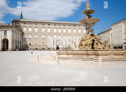 Residenzplatz con Residenzgalerie e Residenzbrunnen, Salisburgo, Austria Foto Stock