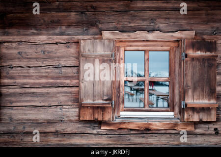 La riflessione sul vetro della finestra di log cabin, Kufstein, Tirolo, Austria Foto Stock