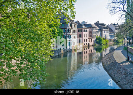 Sessione plenaria a Strasburgo dal quartiere Petite France e fiume l'ILL vista di case color pastello lungo uno dei canali del fiume Foto Stock