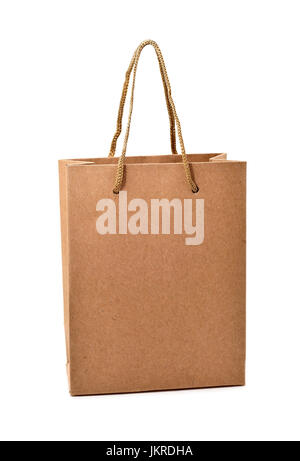 Una carta marrone shopping bag con manici su sfondo bianco Foto Stock