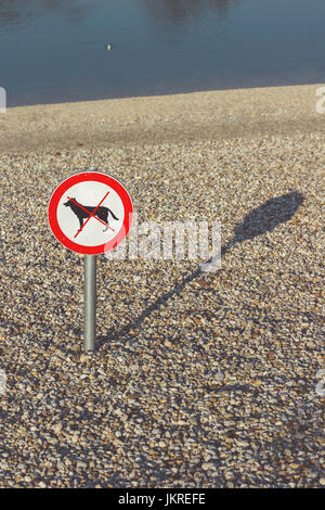 Non sono ammessi cani segno su di una spiaggia soleggiata sul giorno di estate Foto Stock