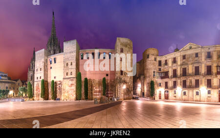 Antica Porta Romana in mattinata, Barcellona, Spagna Foto Stock