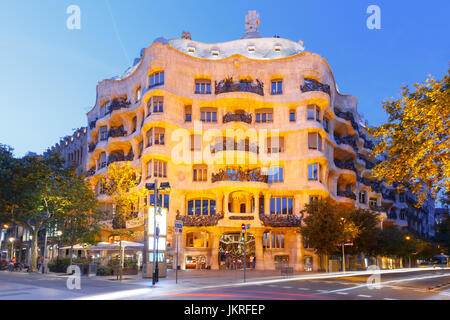 Casa Mila di notte, Barcellona, Spagna Foto Stock