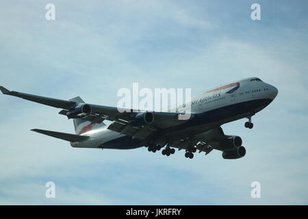 British Airways Boeing 747-400 l'atterraggio all'aeroporto di Londra Heathrow. Foto Stock