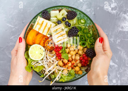 Vegano sano pranzo - buddha ciotola di verdure, ceci e tofu. Foto Stock