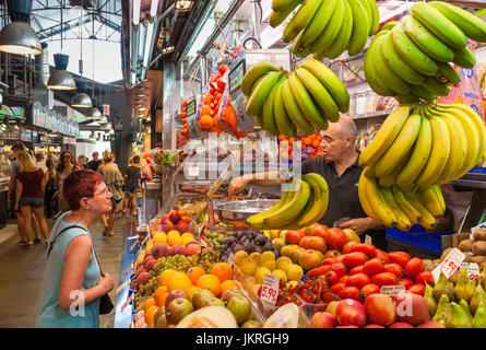 Barcellona Catalogna Spagna al Mercado de La Boqueria acquistare frutta fresca del mercato La Boqueria mercato di Barcellona Ciudad Vieja barcelona Spagna UE Europa Foto Stock