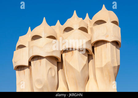 Barcellona Catalunya Barcellona Spagna La Pedrera Barcellona Casa Mila Barcellona camini sul tetto dell'architetto Antoni Gaudi UE Europa Catalogna Foto Stock