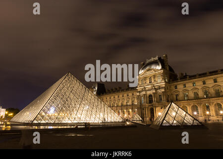 Parigi di notte, ancien e monumenti moderni Foto Stock