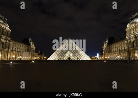 Parigi di notte, specchio vista dall ancien e monumenti moderni Foto Stock
