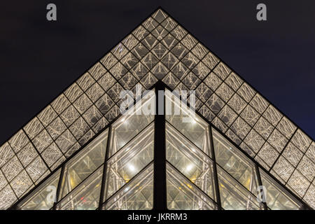 Visualizzazione grafica della piramide Louvre Parigi di notte Foto Stock