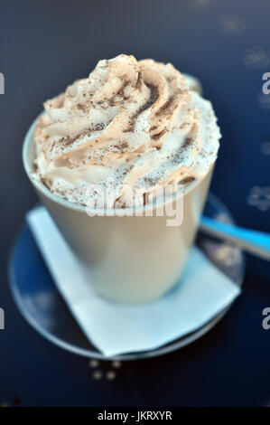 Mattina cremosa cioccolata calda con panna montata Foto Stock