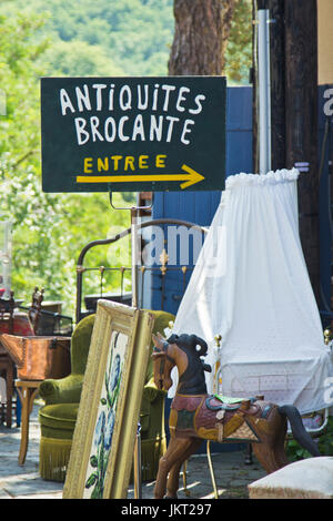 Francia, Indre(36), le Berry, vallée de la Creuse, Gargilesse-Dampierre, labellisé Les Plus Beaux Villages de France, boutique d'antiquités et brocante Foto Stock