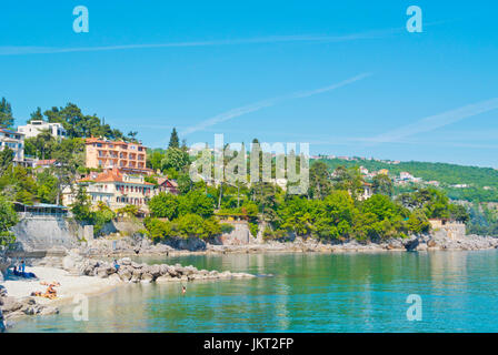 Plaza Crnikovica, spiaggia, Volosko, un quartiere di Opatija, baia di Kvarner, Croazia Foto Stock