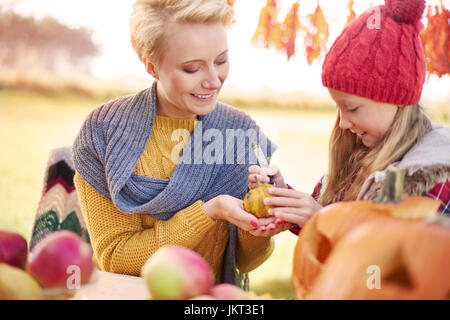 Il lavoro di squadra è molto importante per la preparazione di un Halloween Foto Stock