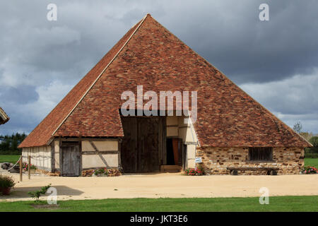 Francia, Cher (18), Vailly sur Sauldre, grange pyramidale emblème du Pays Fort, a été démontée de Son emplacement originel pour être remontée dans le v Foto Stock