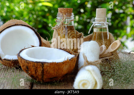 Natura dei prodotti cosmetici, olio di noce di cocco da copra in un barattolo di vetro, olio essenziale per la cura della pelle, ricca di vitamina, organico anche cosmetici olio per massaggi presso il centro benessere spa Foto Stock