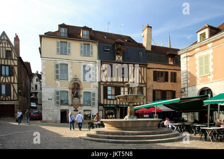 Francia, Yonne (89), Auxerre, la place Saint-Nicolas et Saint Nicolas sur une maison, patrono des mariniers // Francia, Yonne, Auxerre, la St Nicolas pl Foto Stock