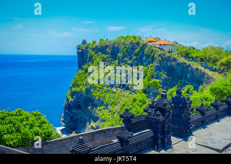 Bella giornata di sole per i turisti a visitare il fantastico tempio Uluwatu di Bali, Indonesia Foto Stock