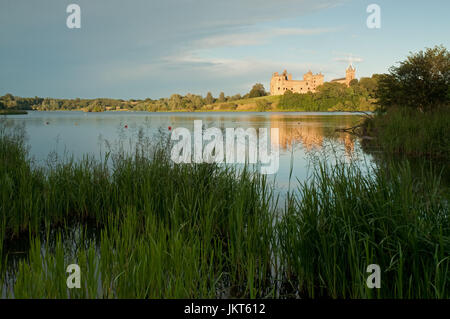 Luce del sole serale oltre Linlithgow Loch e Palazzo Foto Stock