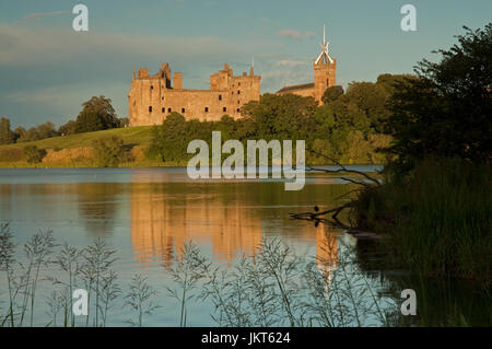 Luce del sole serale oltre Linlithgow Loch e Palazzo Foto Stock