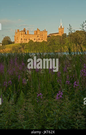 Luce del sole serale oltre Linlithgow Loch e Palazzo Foto Stock