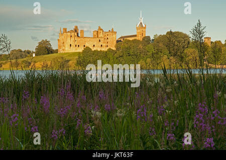 Luce del sole serale oltre Linlithgow Loch e Palazzo Foto Stock