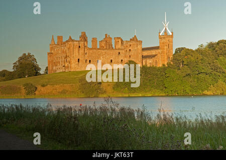 Luce del sole serale oltre Linlithgow Loch e Palazzo Foto Stock