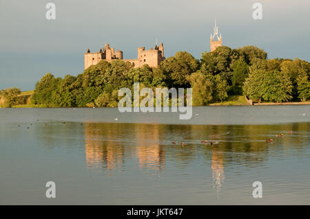 Luce del sole serale oltre Linlithgow Loch e Palazzo Foto Stock