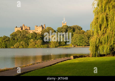 Luce del sole serale oltre Linlithgow Loch e Palazzo Foto Stock