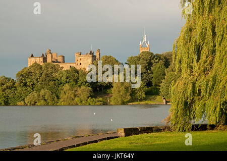 Luce del sole serale oltre Linlithgow Loch e Palazzo Foto Stock