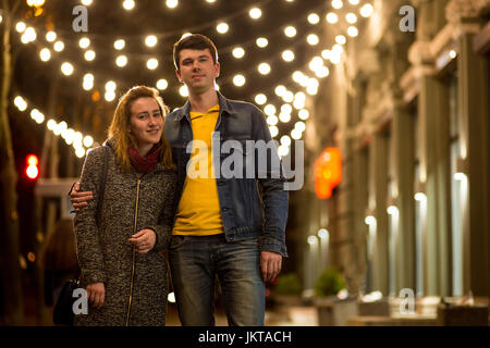 Outdoor Ritratto di giovane bella sorridenti matura in posa sulla strada. Foto Stock