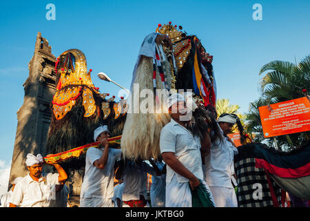 Bali, Indonesia - Marzo 07, 2016: popolo Balinese in abiti tradizionali portano jempana o lettiera di legno alla processione durante Balinese Anno Nuovo cel Foto Stock