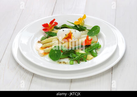 Asparagi bianchi insalata calda con uova sode e verdure Foto Stock