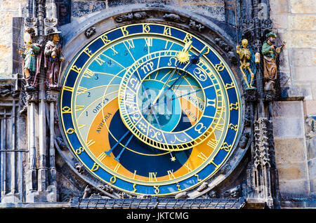 Antico borgo medievale orologio astronomico (Orloj) a Praga sulla Piazza della Città Vecchia. Foto Stock