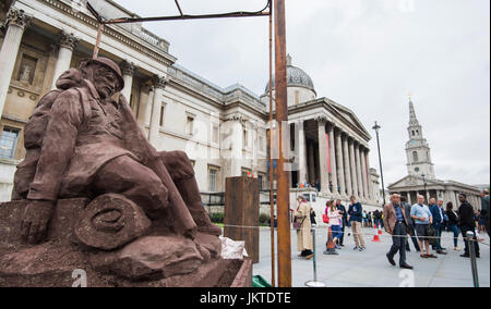 Una scultura di una guerra mondiale un soldato realizzata in Flanders Fields di fango, in Trafalgar Square a Londra. Stampa foto di associazione. Picture Data: lunedì 24 luglio, 2017. La scultura è stata commissionata da visitare Le Fiandre per commemorare il centesimo anniversario dell inizio della Battaglia di Passchendaele, iniziata il 31 luglio 1917. Foto di credito dovrebbe leggere: Matt STANLEY A. CROSSICK/filo PA. Foto Stock